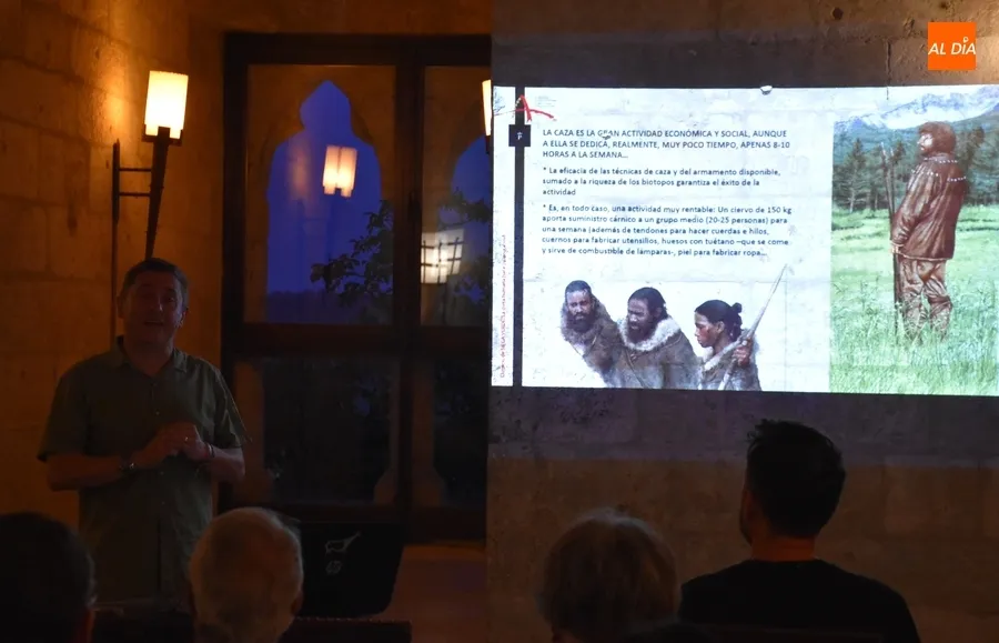 Foto 3 - Una treintena de comensales da buena cuenta en el Parador del men&uacute; de la Prehistoria