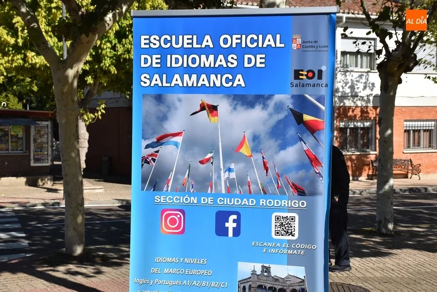 Foto 3 - La EOI sale a las calles mirobrigenses a intentar captar nuevos alumnos