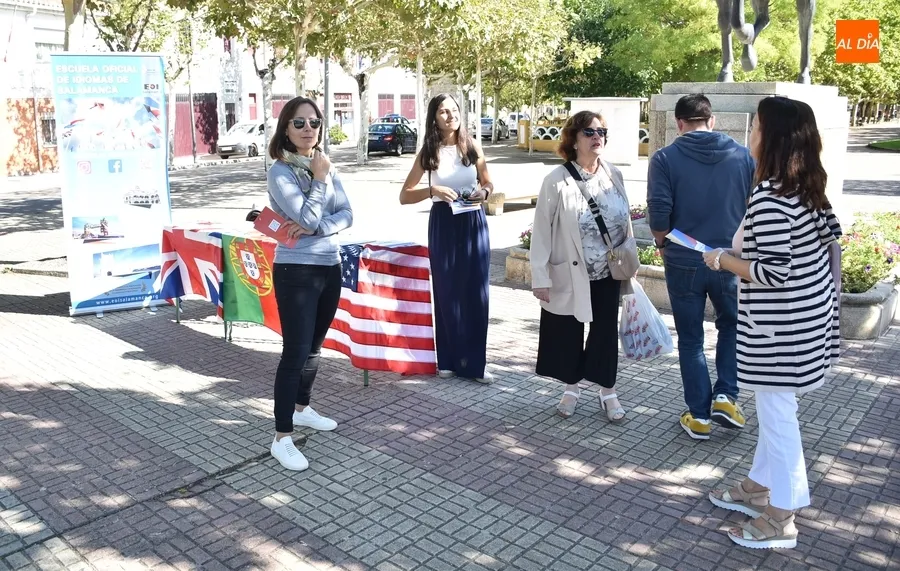 Foto 5 - La EOI sale a las calles mirobrigenses a intentar captar nuevos alumnos