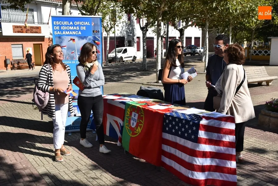 Foto 6 - La EOI sale a las calles mirobrigenses a intentar captar nuevos alumnos