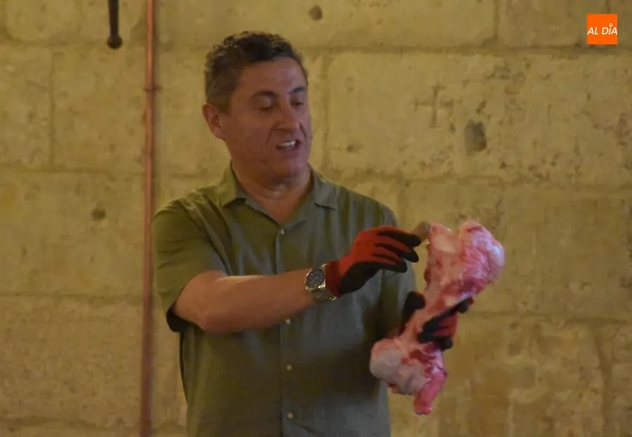 Foto 5 - Una treintena de comensales da buena cuenta en el Parador del men&uacute; de la Prehistoria