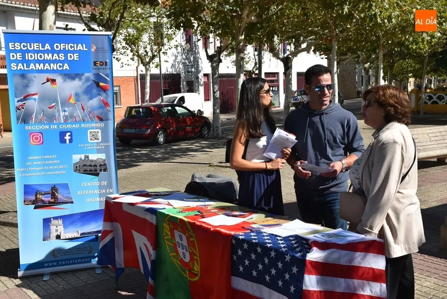 Foto 7 - La EOI sale a las calles mirobrigenses a intentar captar nuevos alumnos