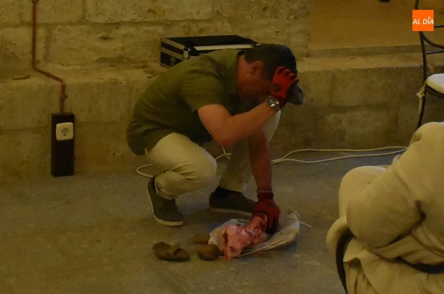 Foto 6 - Una treintena de comensales da buena cuenta en el Parador del men&uacute; de la Prehistoria