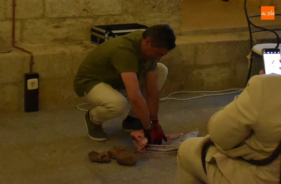 Foto 7 - Una treintena de comensales da buena cuenta en el Parador del men&uacute; de la Prehistoria