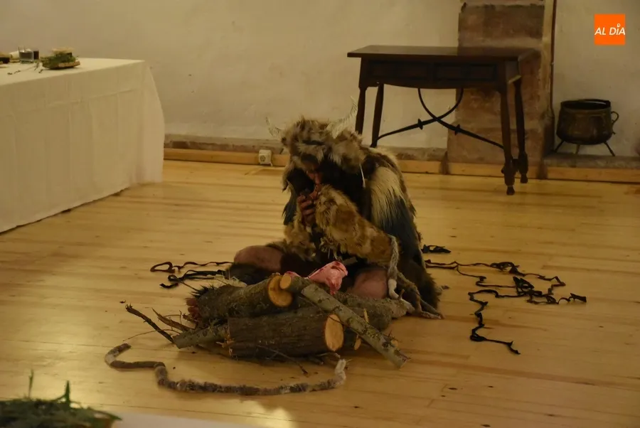Foto 8 - Una treintena de comensales da buena cuenta en el Parador del men&uacute; de la Prehistoria
