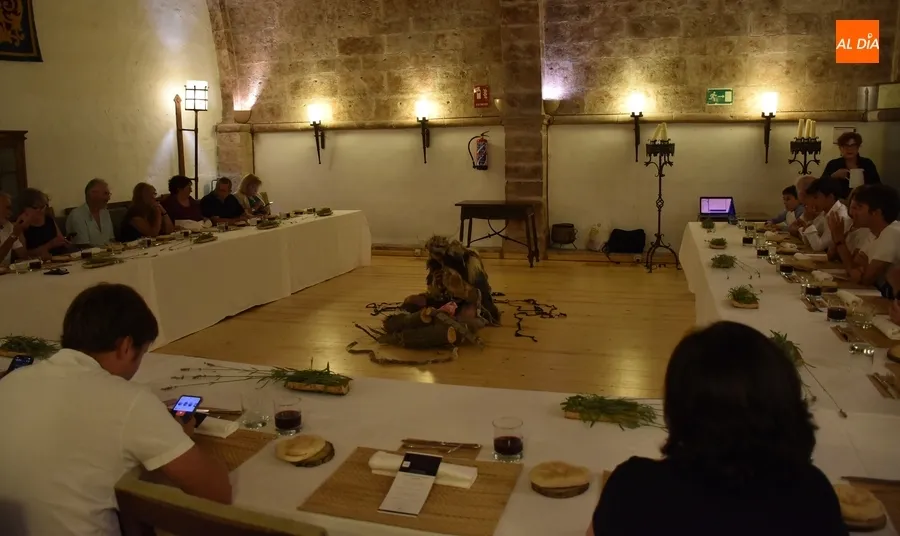 Foto 9 - Una treintena de comensales da buena cuenta en el Parador del men&uacute; de la Prehistoria