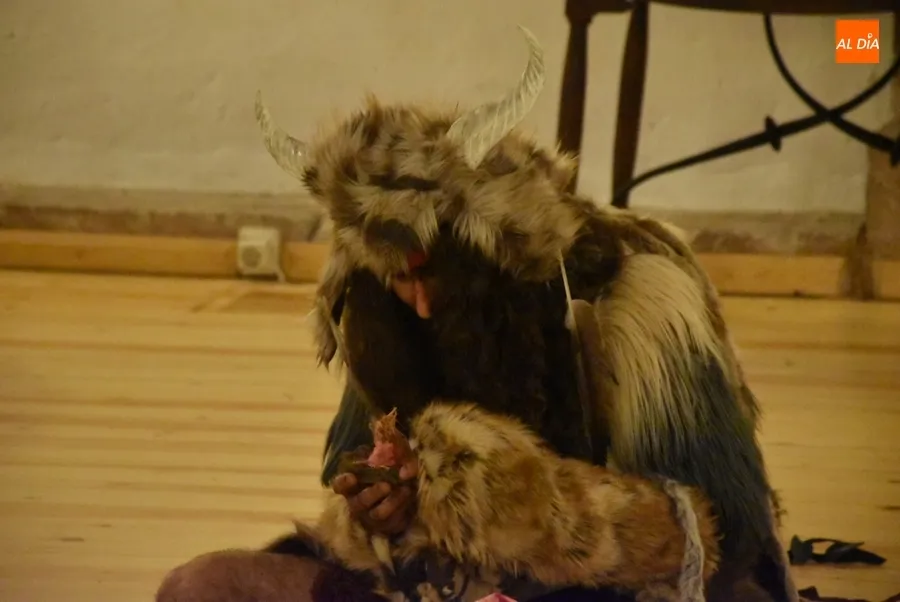 Foto 10 - Una treintena de comensales da buena cuenta en el Parador del men&uacute; de la Prehistoria
