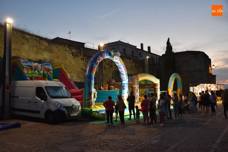 Foto 2 - El cielo respeta el arranque de la Feria del Caballo con los alumnos de la Escuela de Tauromaquia