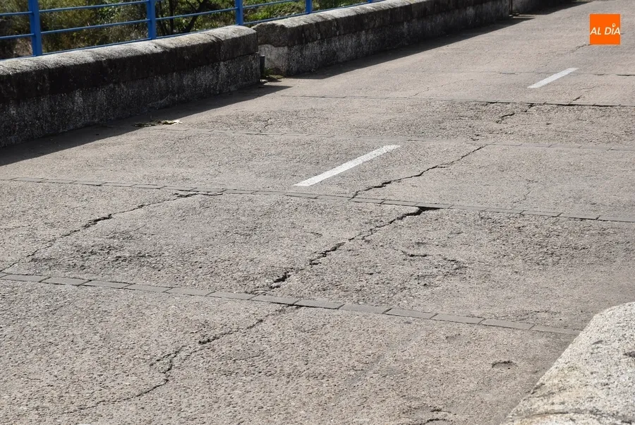 Foto 2 - Reclaman una puesta a punto del puente (y sus aleda&ntilde;os) que conduce a Santa Marina