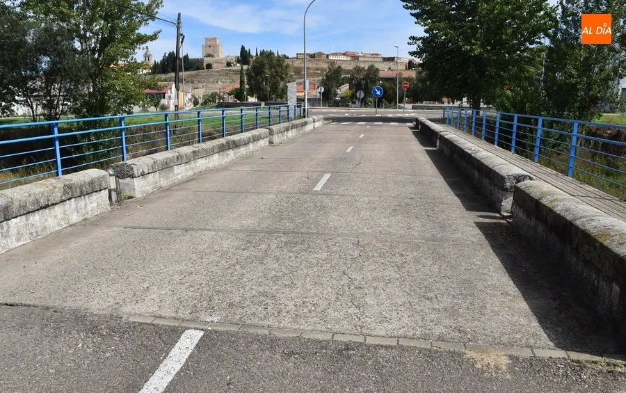 Foto 6 - Reclaman una puesta a punto del puente (y sus aleda&ntilde;os) que conduce a Santa Marina