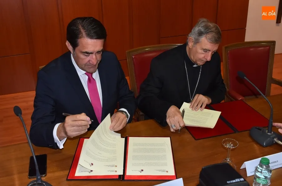 Foto 5 - Firmado en Ciudad Rodrigo un convenio para que la Di&oacute;cesis de Salamanca se una a Rehabitare
