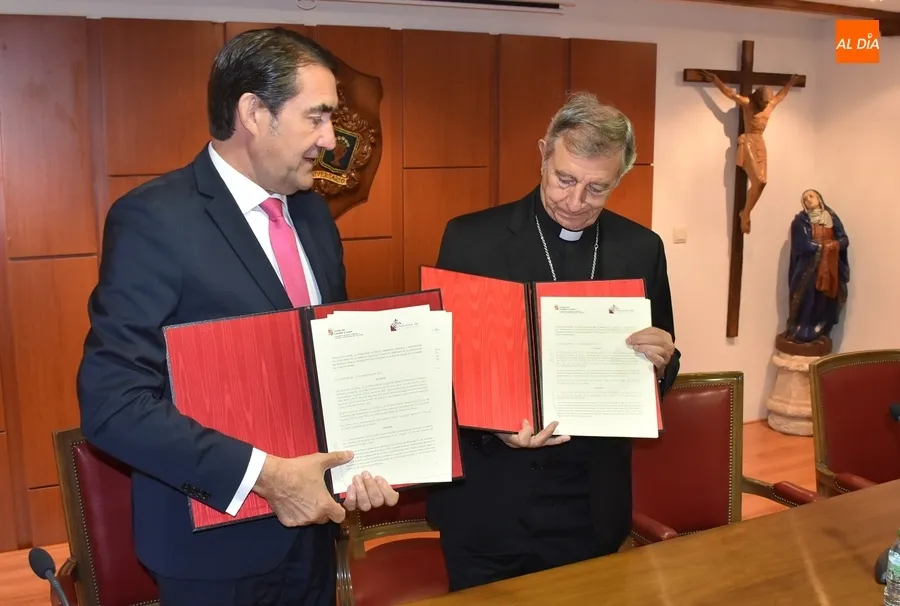 Foto 8 - Firmado en Ciudad Rodrigo un convenio para que la Di&oacute;cesis de Salamanca se una a Rehabitare