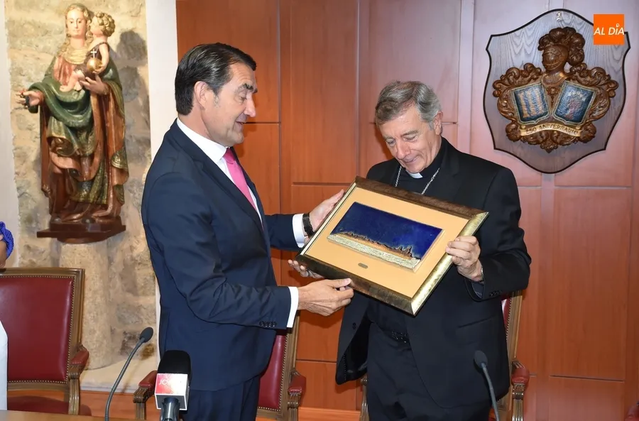 Foto 10 - Firmado en Ciudad Rodrigo un convenio para que la Di&oacute;cesis de Salamanca se una a Rehabitare