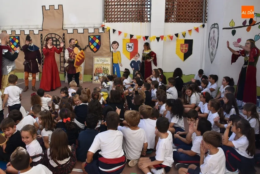 Foto 2 - Misioneras-Santa Teresa recibe a Rodericus con castillo propio y los profesores vestidos para la ocasi&oacute;n