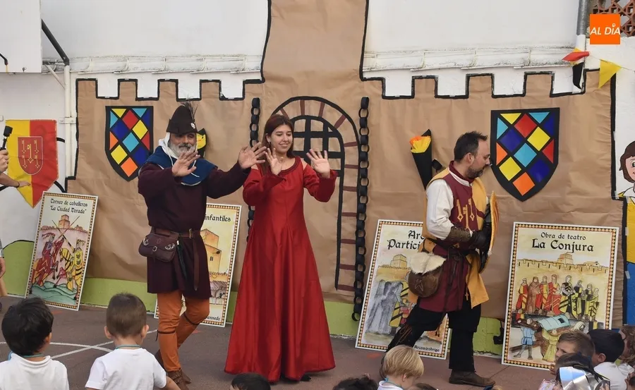 Foto 3 - Misioneras-Santa Teresa recibe a Rodericus con castillo propio y los profesores vestidos para la ocasi&oacute;n