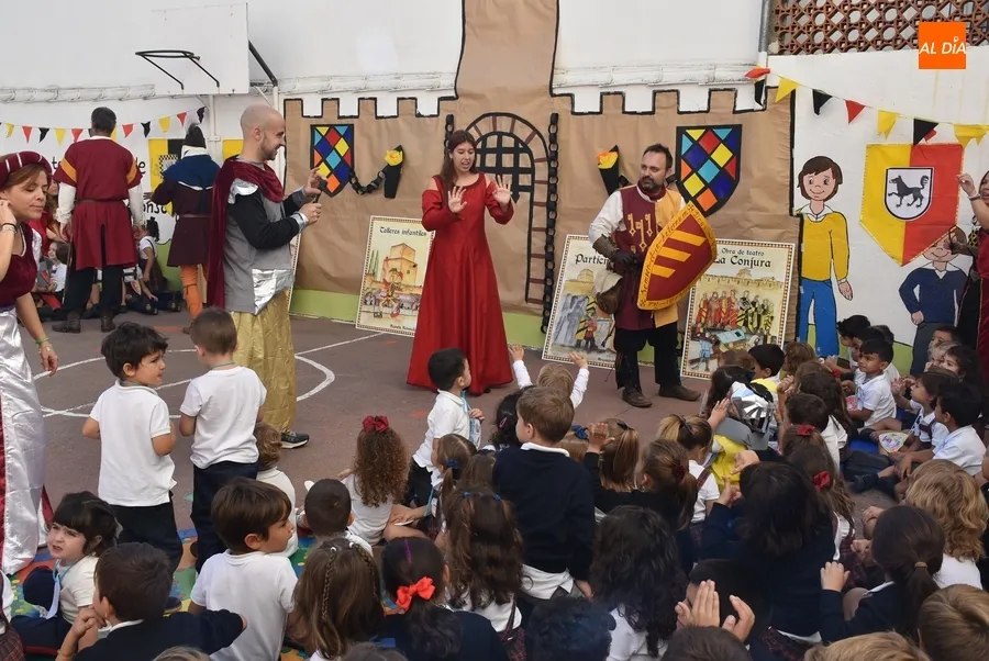 Foto 4 - Misioneras-Santa Teresa recibe a Rodericus con castillo propio y los profesores vestidos para la ocasi&oacute;n