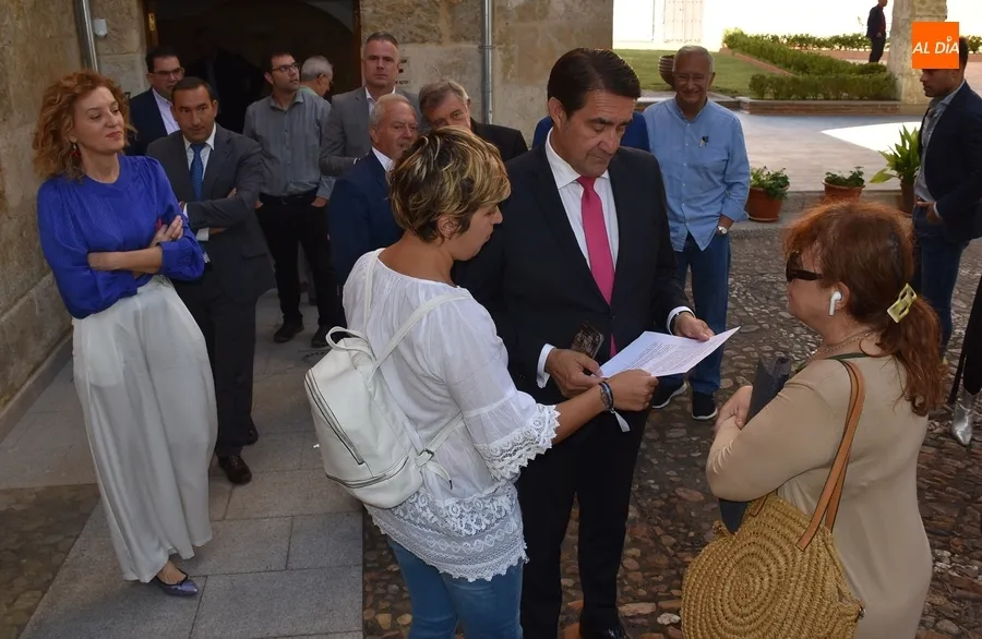 Foto 4 - Su&aacute;rez-Qui&ntilde;ones recibe las reivindicaciones en torno a los Bomberos del movimiento '12 de junio'