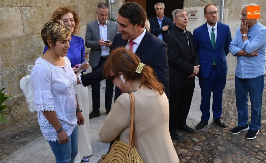 Foto 2 - Su&aacute;rez-Qui&ntilde;ones recibe las reivindicaciones en torno a los Bomberos del movimiento '12 de junio'