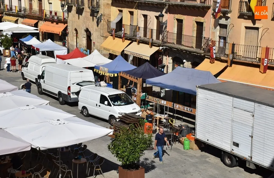 Foto 4 - Ma&ntilde;ana de despliegue de las paradas de la Feria Medieval por la Plaza del Castillo y la Plaza Mayor
