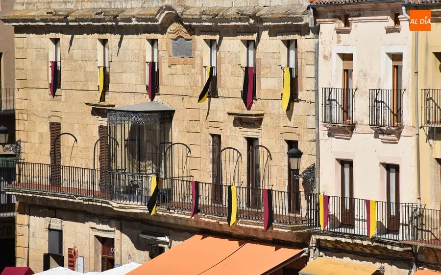 Foto 6 - Ma&ntilde;ana de despliegue de las paradas de la Feria Medieval por la Plaza del Castillo y la Plaza Mayor