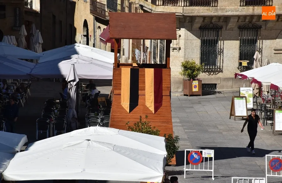Foto 8 - Ma&ntilde;ana de despliegue de las paradas de la Feria Medieval por la Plaza del Castillo y la Plaza Mayor