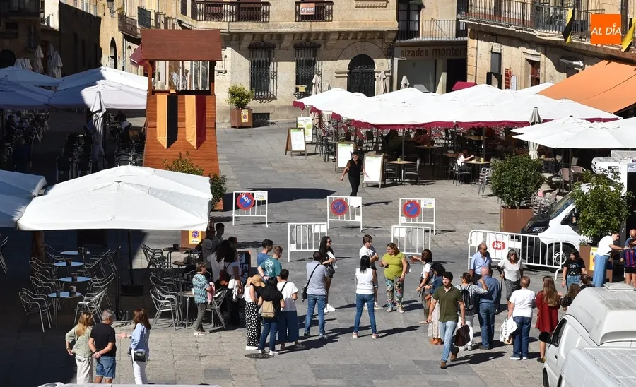 Foto 9 - Ma&ntilde;ana de despliegue de las paradas de la Feria Medieval por la Plaza del Castillo y la Plaza Mayor