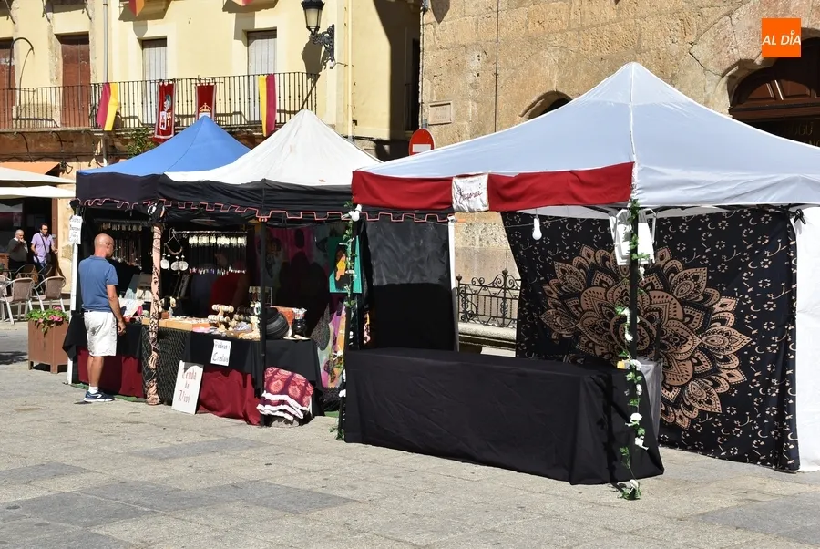Foto 11 - Ma&ntilde;ana de despliegue de las paradas de la Feria Medieval por la Plaza del Castillo y la Plaza Mayor