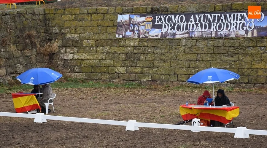 Foto 9 - La lluvia altera la jornada sabatina de la Feria del Caballo con suspensiones y cambios