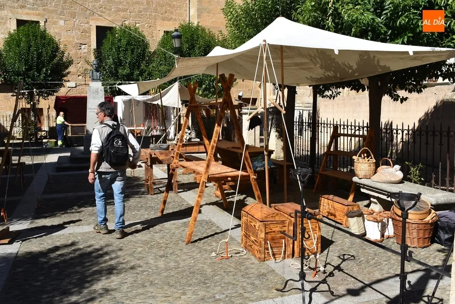 Foto 2 - Ma&ntilde;ana de despliegue de las paradas de la Feria Medieval por la Plaza del Castillo y la Plaza Mayor