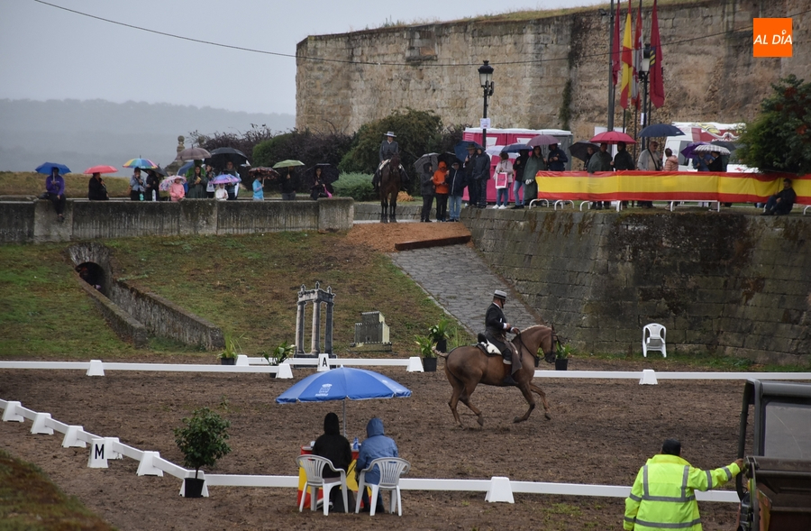 La lluvia altera la jornada sabatina de la Feria del Caballo con suspensiones y cambios