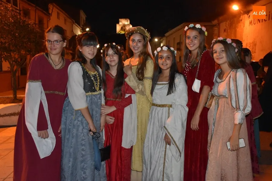 Foto 4 - Ciudad Rodrigo aclama a los Reyes en una multitudinaria apertura bajo la luna llena