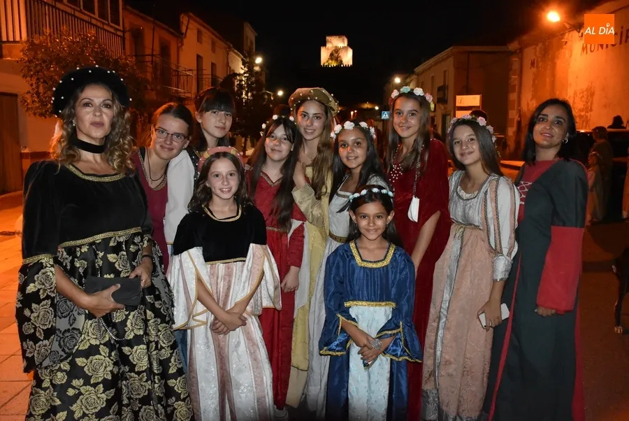 Foto 5 - Ciudad Rodrigo aclama a los Reyes en una multitudinaria apertura bajo la luna llena