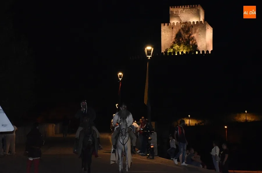 Foto 9 - Ciudad Rodrigo aclama a los Reyes en una multitudinaria apertura bajo la luna llena