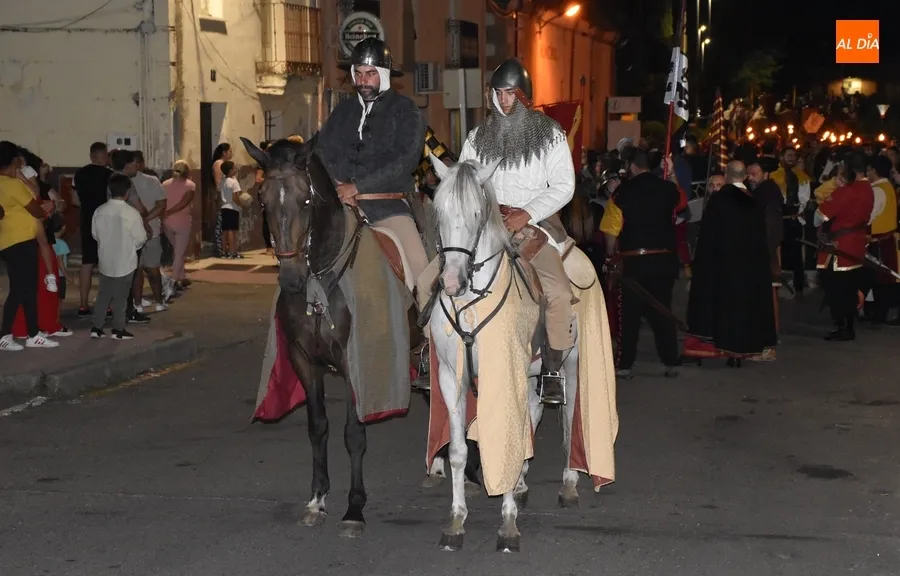 Foto 10 - Ciudad Rodrigo aclama a los Reyes en una multitudinaria apertura bajo la luna llena