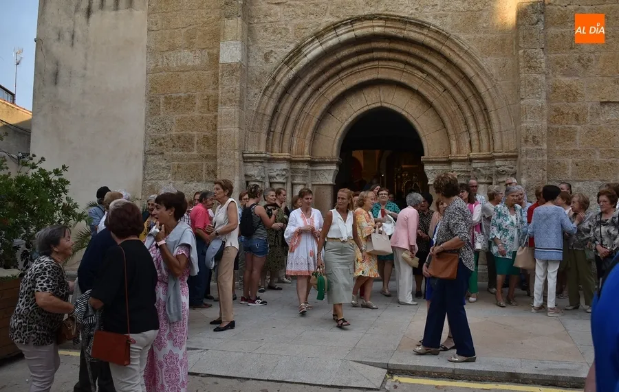 Foto 2 - Multitudinario acompa&ntilde;amiento a la Virgen de la Pe&ntilde;a en su transcurrir por las calles mirobrigenses