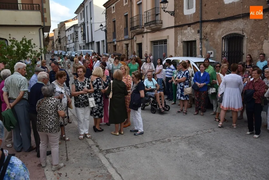 Foto 3 - Multitudinario acompa&ntilde;amiento a la Virgen de la Pe&ntilde;a en su transcurrir por las calles mirobrigenses