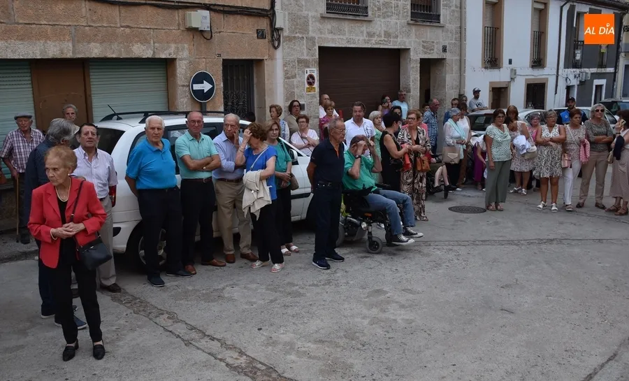 Foto 4 - Multitudinario acompa&ntilde;amiento a la Virgen de la Pe&ntilde;a en su transcurrir por las calles mirobrigenses