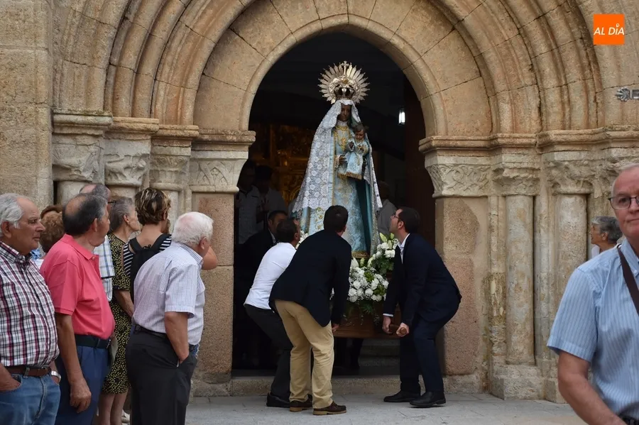 Foto 5 - Multitudinario acompa&ntilde;amiento a la Virgen de la Pe&ntilde;a en su transcurrir por las calles mirobrigenses