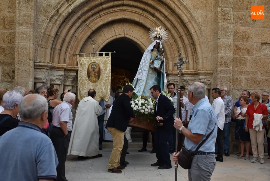 Foto 6 - Multitudinario acompa&ntilde;amiento a la Virgen de la Pe&ntilde;a en su transcurrir por las calles mirobrigenses