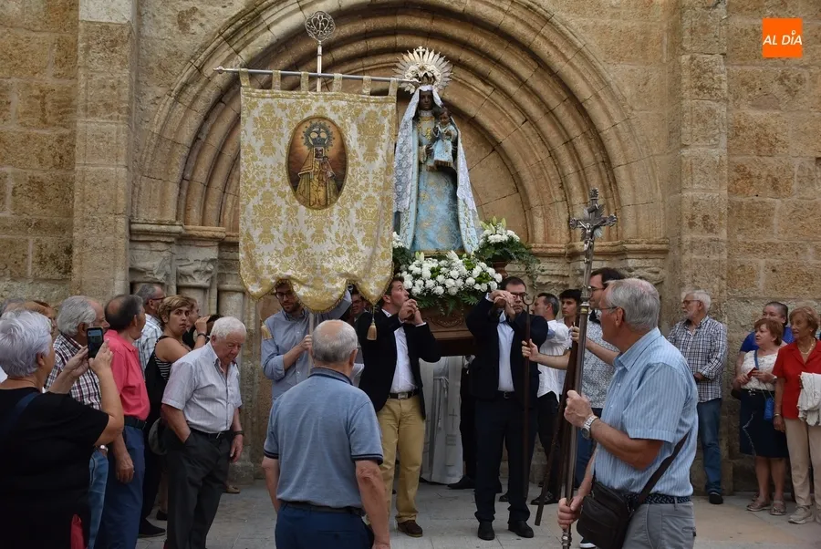 Foto 7 - Multitudinario acompa&ntilde;amiento a la Virgen de la Pe&ntilde;a en su transcurrir por las calles mirobrigenses