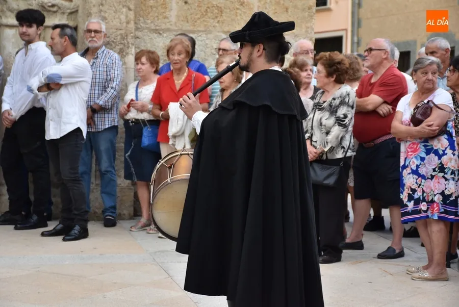 Foto 8 - Multitudinario acompa&ntilde;amiento a la Virgen de la Pe&ntilde;a en su transcurrir por las calles mirobrigenses