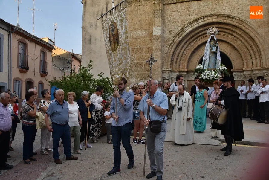Foto 9 - Multitudinario acompa&ntilde;amiento a la Virgen de la Pe&ntilde;a en su transcurrir por las calles mirobrigenses