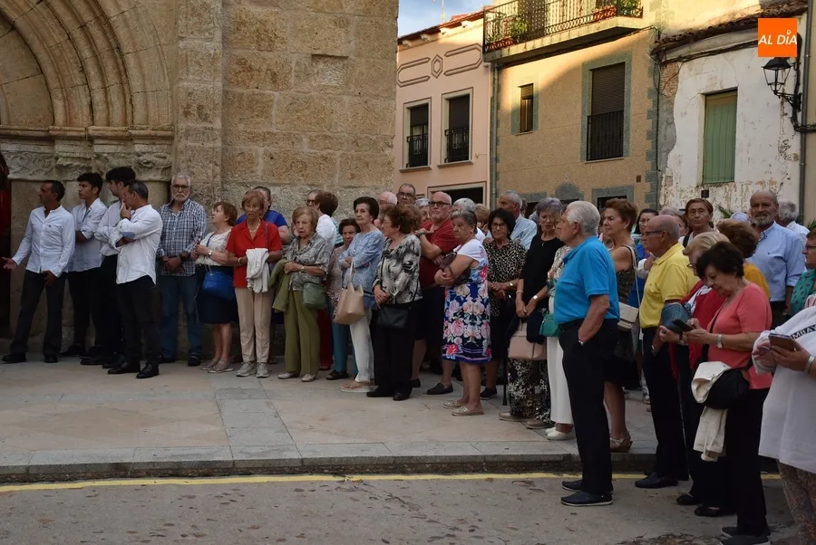 Foto 10 - Multitudinario acompa&ntilde;amiento a la Virgen de la Pe&ntilde;a en su transcurrir por las calles mirobrigenses
