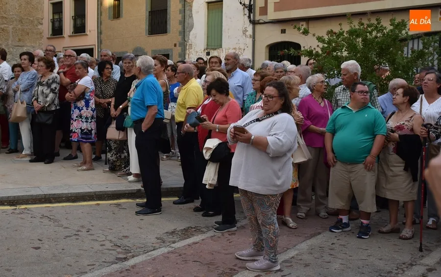 Foto 11 - Multitudinario acompa&ntilde;amiento a la Virgen de la Pe&ntilde;a en su transcurrir por las calles mirobrigenses