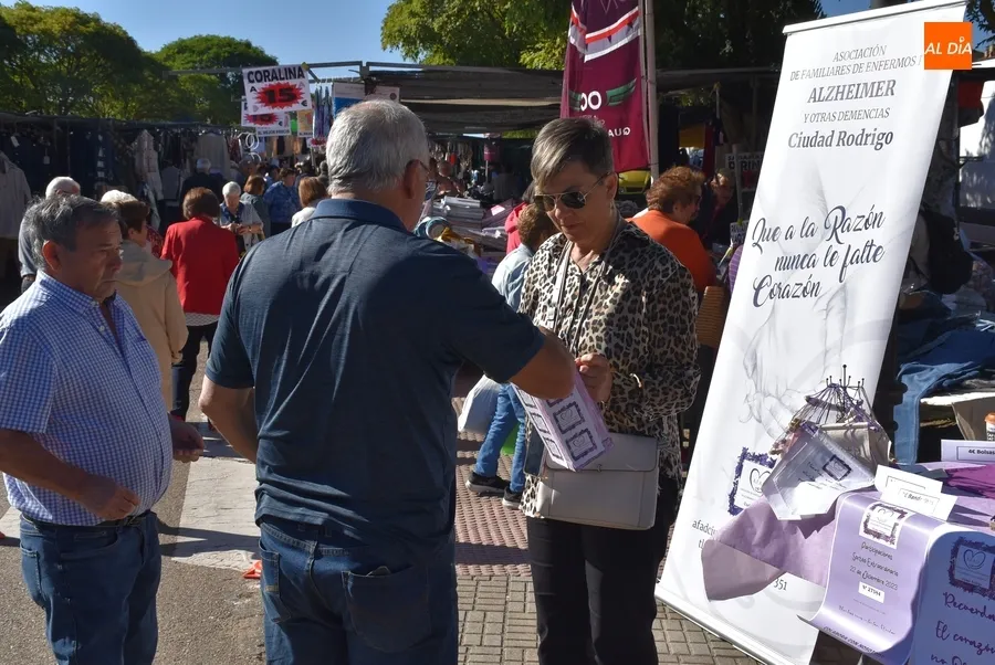 Foto 3 - AFAD instala una mesa solidaria en el entorno del mercadillo