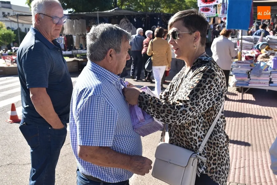Foto 5 - AFAD instala una mesa solidaria en el entorno del mercadillo