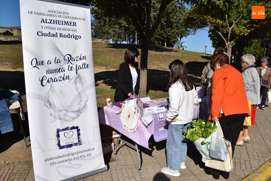 Foto 6 - AFAD instala una mesa solidaria en el entorno del mercadillo