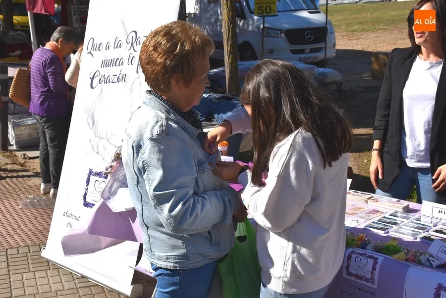 Foto 7 - AFAD instala una mesa solidaria en el entorno del mercadillo