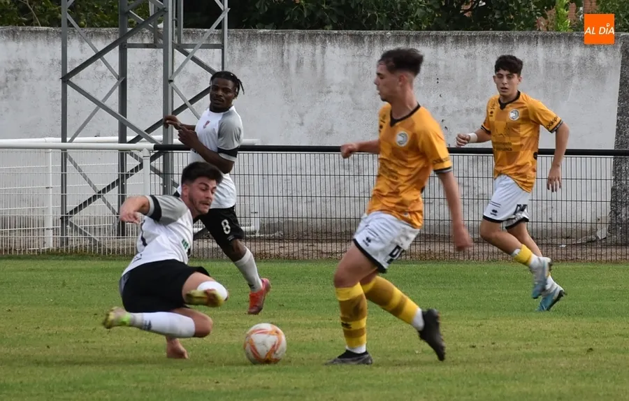 Foto 9 - El Ciudad Rodrigo salda con victoria su &uacute;ltimo test de pretemporada ante el Juvenil de Unionistas