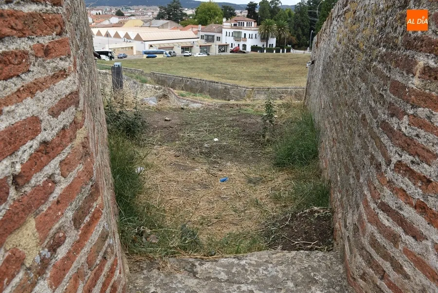 Foto 8 - Reabierto tras una notable puesta a punto el tramo del adarve cortado al tr&aacute;nsito de peatones